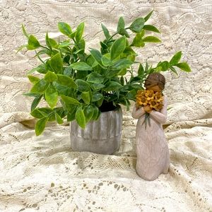 Willow Tree “Warm Embrace” Susan Lordi Demdaco 2013. Girl holding sunflowers.